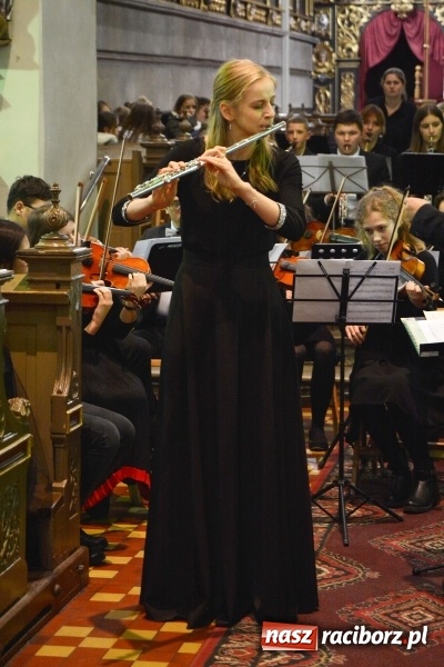 Zdjęcie w galerii na portalu naszraciborz.pl: Gaude Mater Polonia dumnie zabrzmiało w kościele farnym  wiadomości z regionu