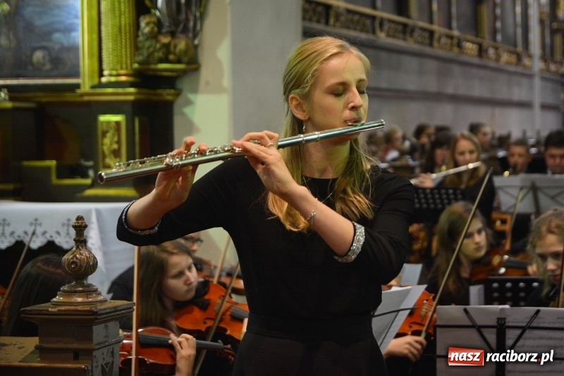 Zdjęcie w galerii na portalu naszraciborz.pl: Gaude Mater Polonia dumnie zabrzmiało w kościele farnym  wiadomości z regionu