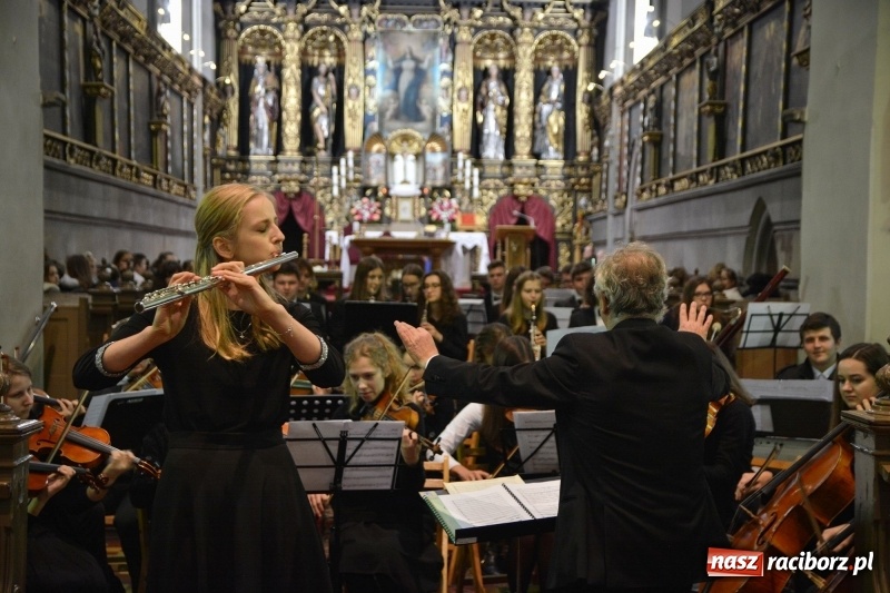 Zdjęcie w galerii na portalu naszraciborz.pl: Gaude Mater Polonia dumnie zabrzmiało w kościele farnym  wiadomości z regionu
