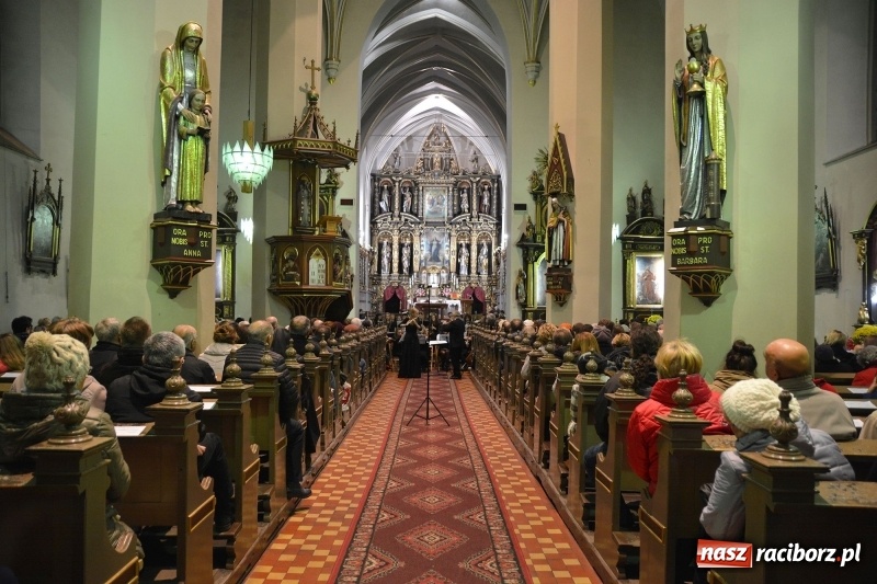 Zdjęcie w galerii na portalu naszraciborz.pl: Gaude Mater Polonia dumnie zabrzmiało w kościele farnym  wiadomości z regionu