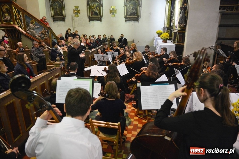 Zdjęcie w galerii na portalu naszraciborz.pl: Gaude Mater Polonia dumnie zabrzmiało w kościele farnym  wiadomości z regionu