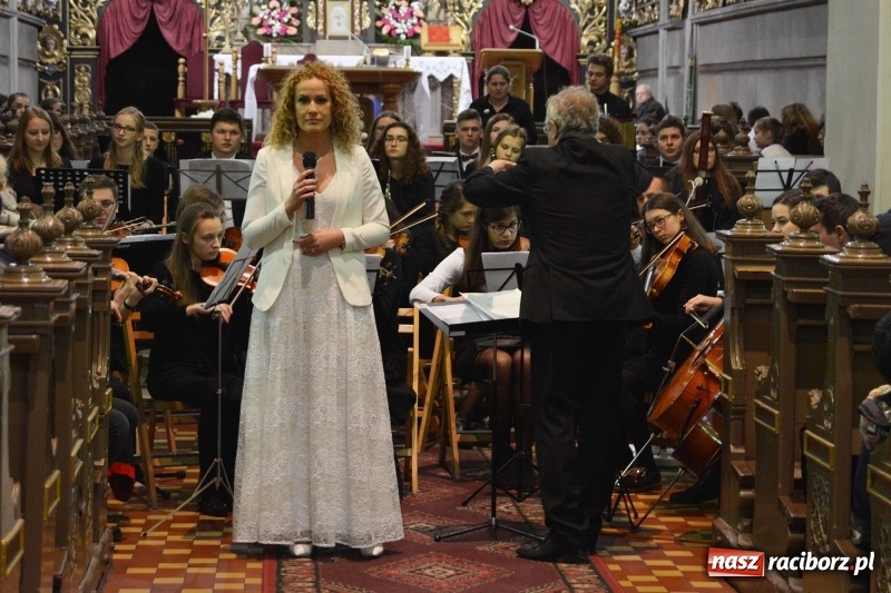 Zdjęcie w galerii na portalu naszraciborz.pl: Gaude Mater Polonia dumnie zabrzmiało w kościele farnym  wiadomości z regionu