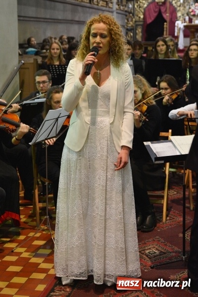 Zdjęcie w galerii na portalu naszraciborz.pl: Gaude Mater Polonia dumnie zabrzmiało w kościele farnym  wiadomości z regionu