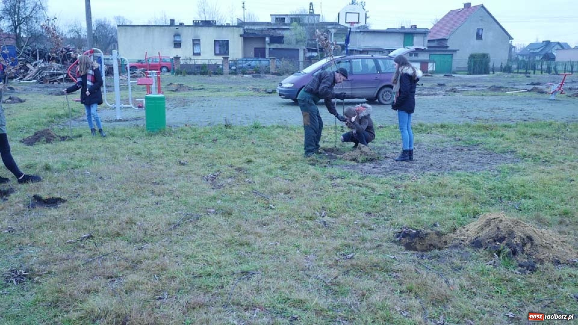Zdjęcie w galerii na portalu naszraciborz.pl: Nasadzenie drzew w Parku Dębina wiadomości z regionu