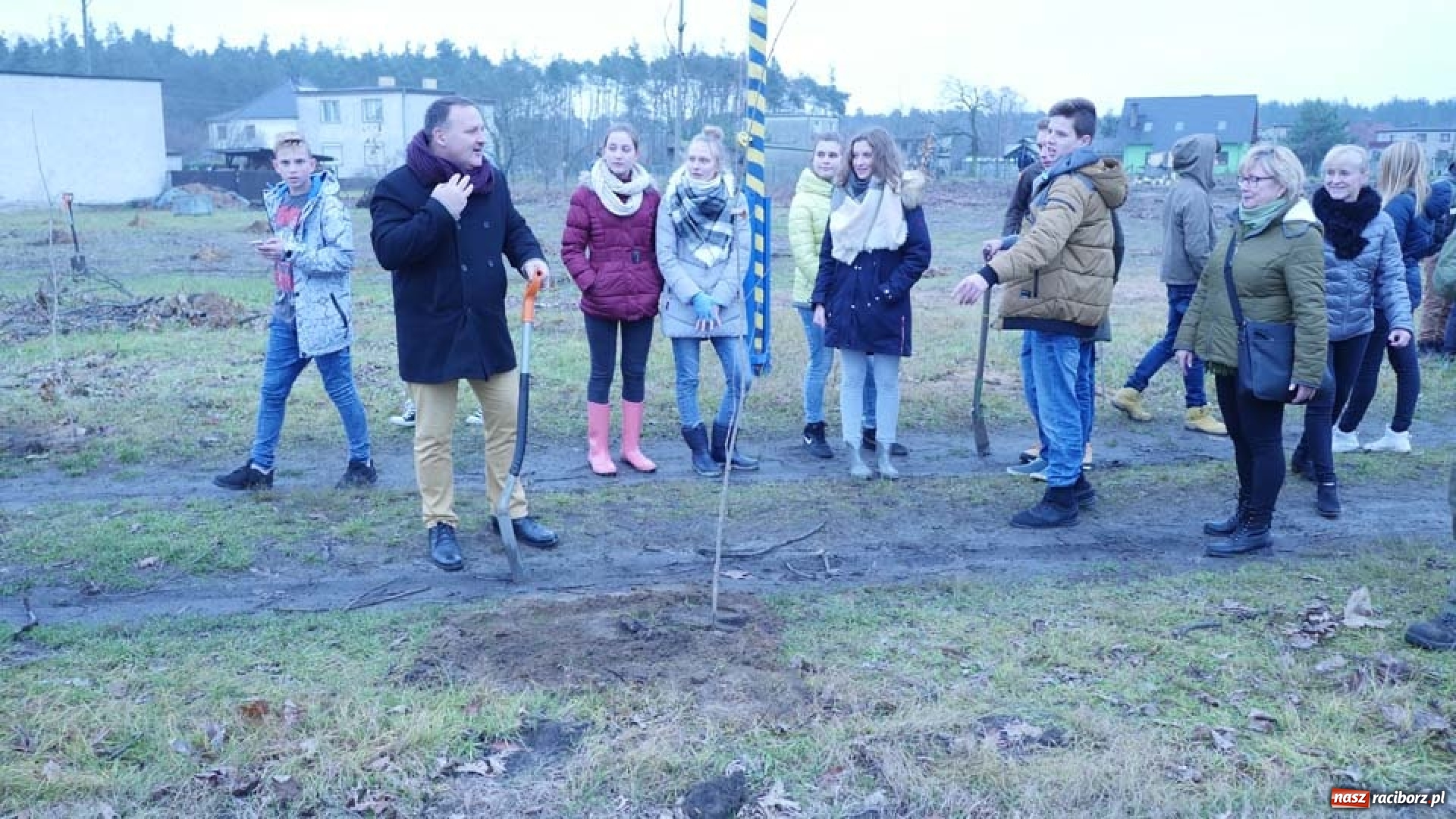 Zdjęcie w galerii na portalu naszraciborz.pl: Nasadzenie drzew w Parku Dębina wiadomości z regionu