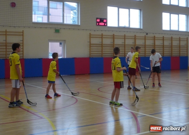 Zdjęcie w galerii na portalu naszraciborz.pl: Półfinał wojewódzkiego turnieju w unihokeju dziewcząt i chłopców wiadomości z regionu