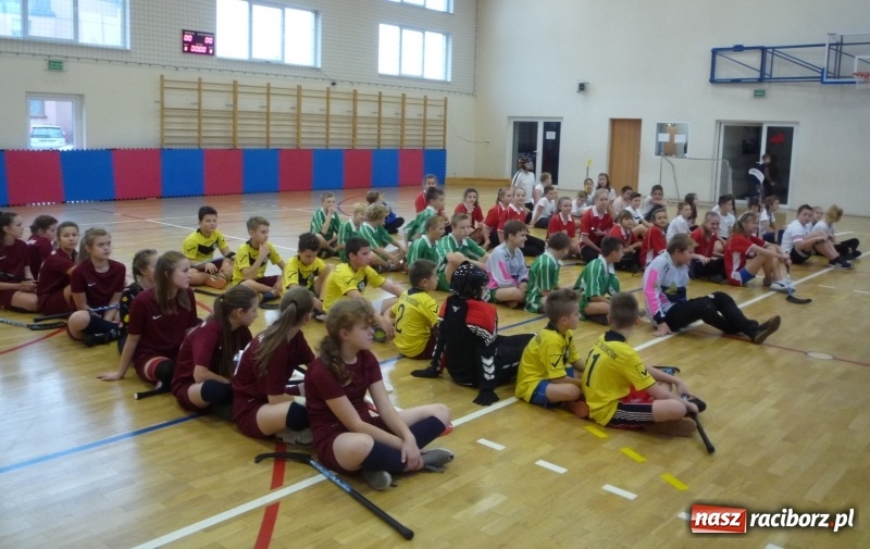 Zdjęcie w galerii na portalu naszraciborz.pl: Półfinał wojewódzkiego turnieju w unihokeju dziewcząt i chłopców wiadomości z regionu