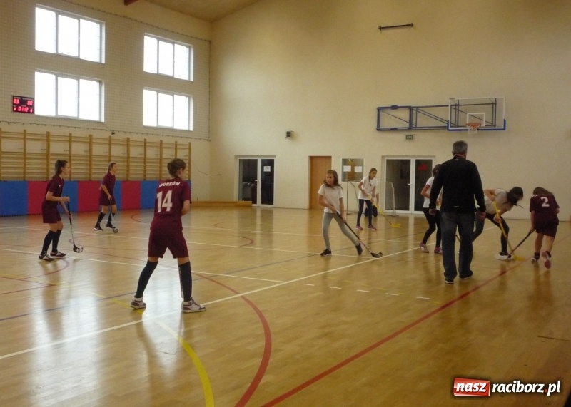 Zdjęcie w galerii na portalu naszraciborz.pl: Półfinał wojewódzkiego turnieju w unihokeju dziewcząt i chłopców wiadomości z regionu