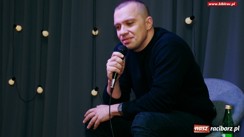 Zdjęcie w galerii na portalu naszraciborz.pl: Łukasz Orbitowski gościł w raciborskiej bibliotece wiadomości z regionu
