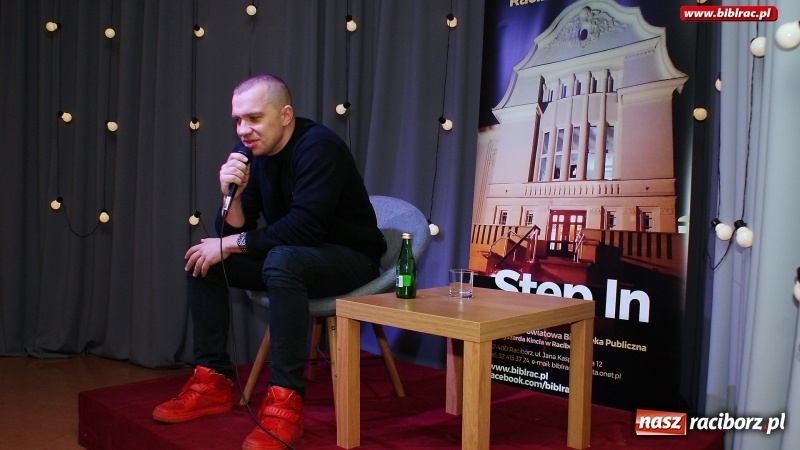 Zdjęcie w galerii na portalu naszraciborz.pl: Łukasz Orbitowski gościł w raciborskiej bibliotece wiadomości z regionu