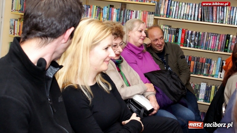 Zdjęcie w galerii na portalu naszraciborz.pl: Łukasz Orbitowski gościł w raciborskiej bibliotece wiadomości z regionu