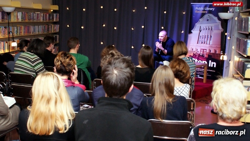 Zdjęcie w galerii na portalu naszraciborz.pl: Łukasz Orbitowski gościł w raciborskiej bibliotece wiadomości z regionu