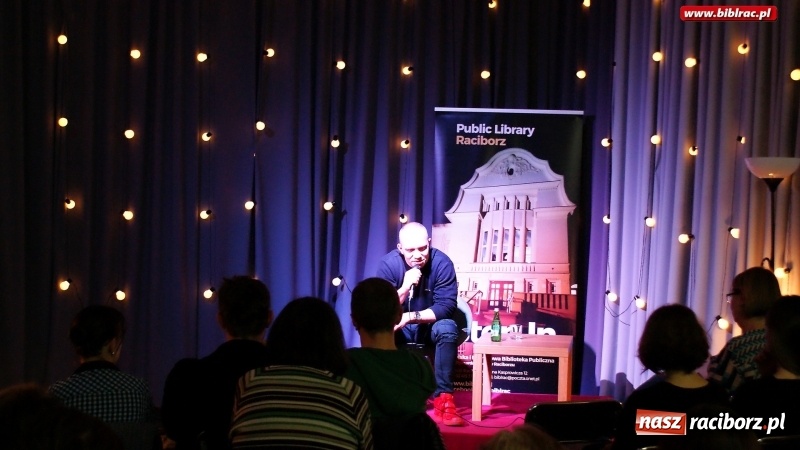 Zdjęcie w galerii na portalu naszraciborz.pl: Łukasz Orbitowski gościł w raciborskiej bibliotece wiadomości z regionu