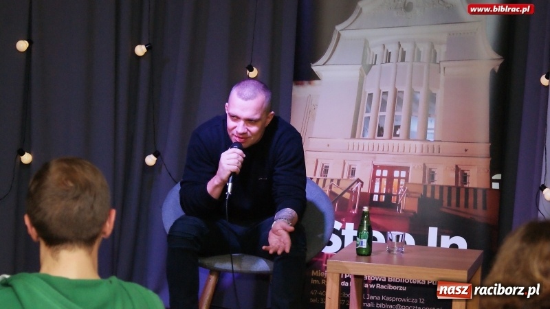 Zdjęcie w galerii na portalu naszraciborz.pl: Łukasz Orbitowski gościł w raciborskiej bibliotece wiadomości z regionu