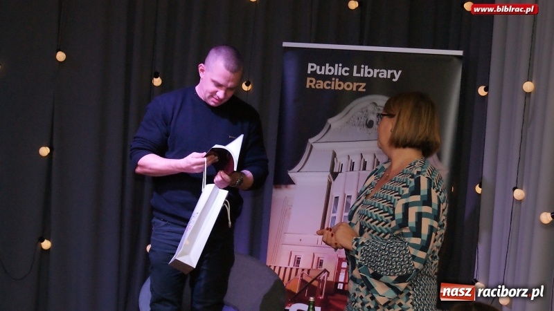 Zdjęcie w galerii na portalu naszraciborz.pl: Łukasz Orbitowski gościł w raciborskiej bibliotece wiadomości z regionu