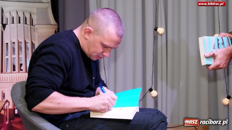 Zdjęcie w galerii na portalu naszraciborz.pl: Łukasz Orbitowski gościł w raciborskiej bibliotece wiadomości z regionu