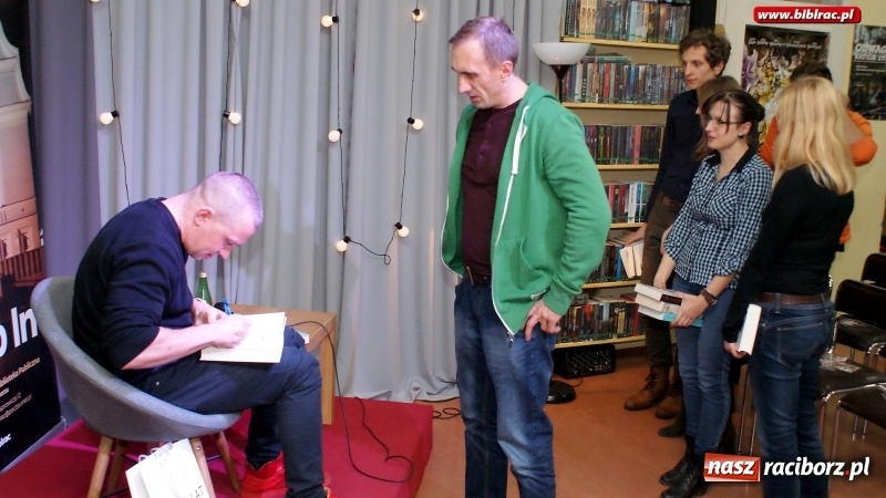 Zdjęcie w galerii na portalu naszraciborz.pl: Łukasz Orbitowski gościł w raciborskiej bibliotece wiadomości z regionu
