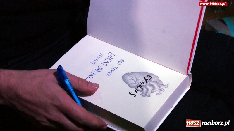 Zdjęcie w galerii na portalu naszraciborz.pl: Łukasz Orbitowski gościł w raciborskiej bibliotece wiadomości z regionu