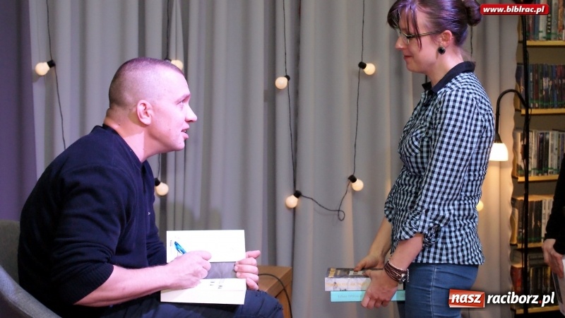 Zdjęcie w galerii na portalu naszraciborz.pl: Łukasz Orbitowski gościł w raciborskiej bibliotece wiadomości z regionu