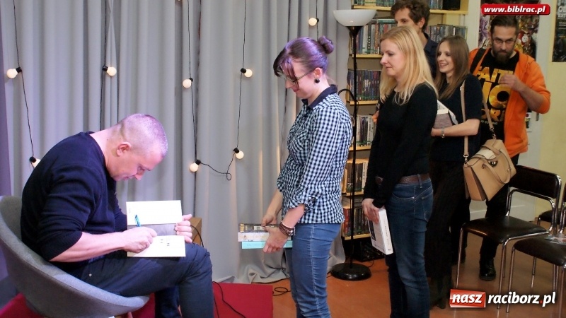 Zdjęcie w galerii na portalu naszraciborz.pl: Łukasz Orbitowski gościł w raciborskiej bibliotece wiadomości z regionu