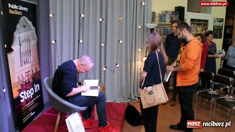 Zdjęcie w galerii na portalu naszraciborz.pl: Łukasz Orbitowski gościł w raciborskiej bibliotece wiadomości z regionu