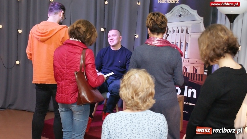 Zdjęcie w galerii na portalu naszraciborz.pl: Łukasz Orbitowski gościł w raciborskiej bibliotece wiadomości z regionu