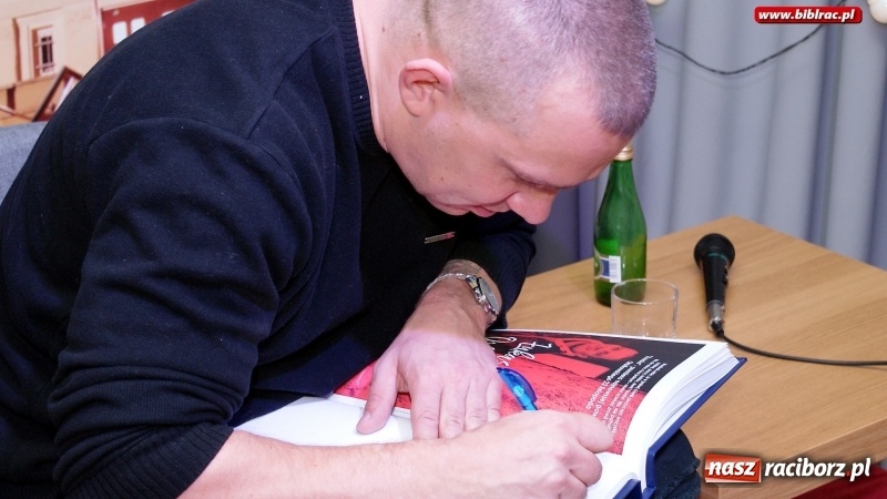 Zdjęcie w galerii na portalu naszraciborz.pl: Łukasz Orbitowski gościł w raciborskiej bibliotece wiadomości z regionu