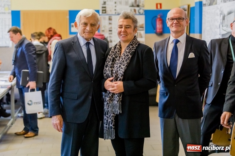 Zdjęcie w galerii na portalu naszraciborz.pl: Międzynarodowa konferencja naukowa z udziałem Europosła prof. Jerzego Buzka w PWSZ w Raciborzu wiadomości z regionu