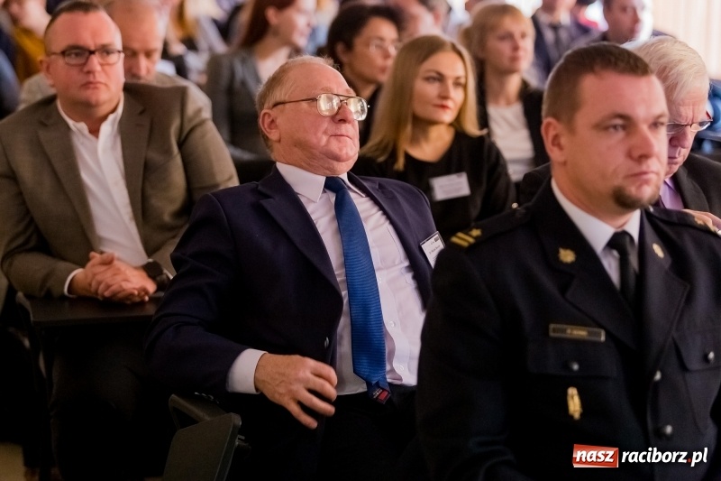 Zdjęcie w galerii na portalu naszraciborz.pl: Międzynarodowa konferencja naukowa z udziałem Europosła prof. Jerzego Buzka w PWSZ w Raciborzu wiadomości z regionu