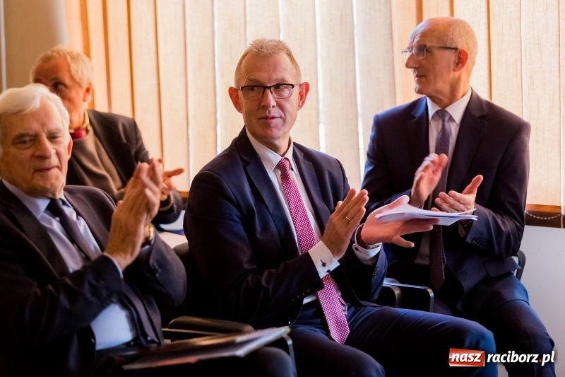Zdjęcie w galerii na portalu naszraciborz.pl: Międzynarodowa konferencja naukowa z udziałem Europosła prof. Jerzego Buzka w PWSZ w Raciborzu wiadomości z regionu