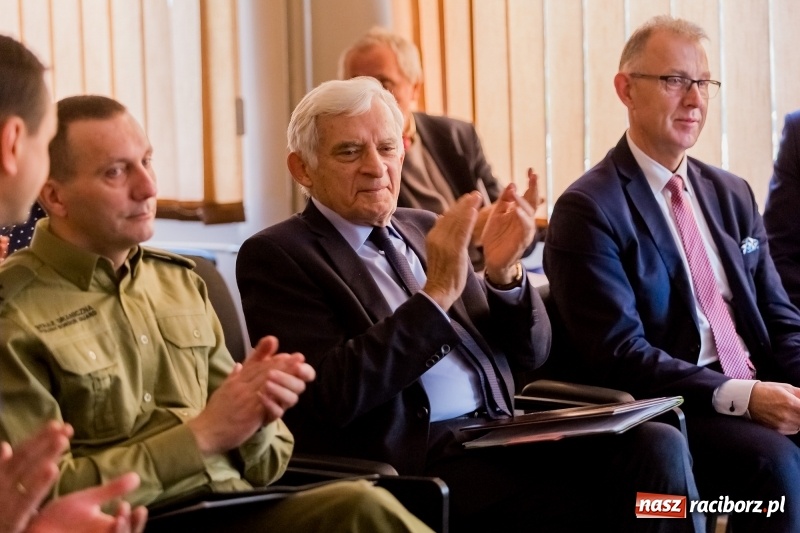 Zdjęcie w galerii na portalu naszraciborz.pl: Międzynarodowa konferencja naukowa z udziałem Europosła prof. Jerzego Buzka w PWSZ w Raciborzu wiadomości z regionu