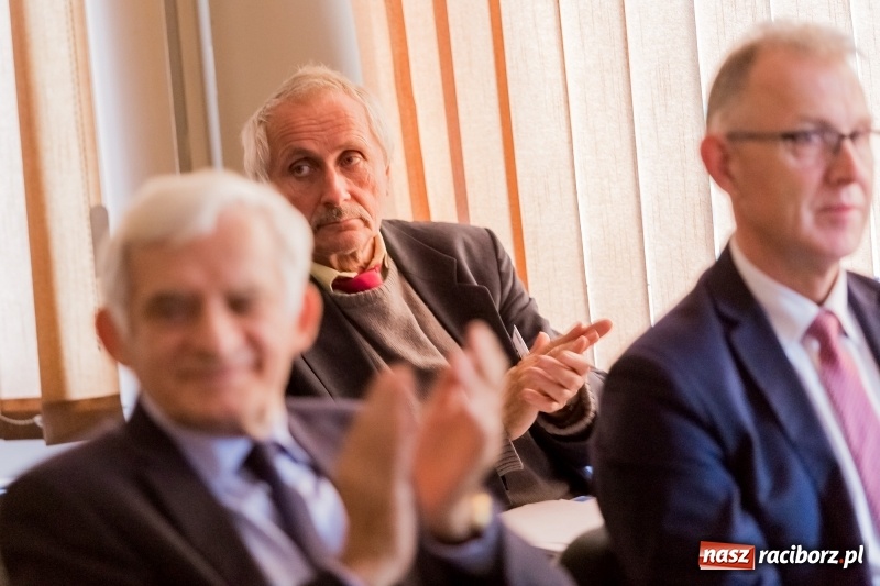 Zdjęcie w galerii na portalu naszraciborz.pl: Międzynarodowa konferencja naukowa z udziałem Europosła prof. Jerzego Buzka w PWSZ w Raciborzu wiadomości z regionu