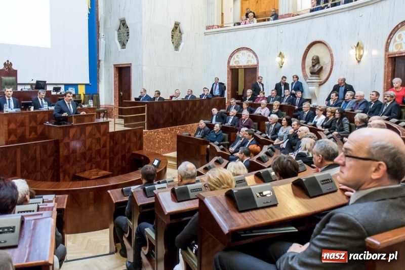Zdjęcie w galerii na portalu naszraciborz.pl: Najpiękniejsza śląska zagroda znajduje się w Krzanowicach. Państwo Kretek odebrali puchar wiadomości z regionu