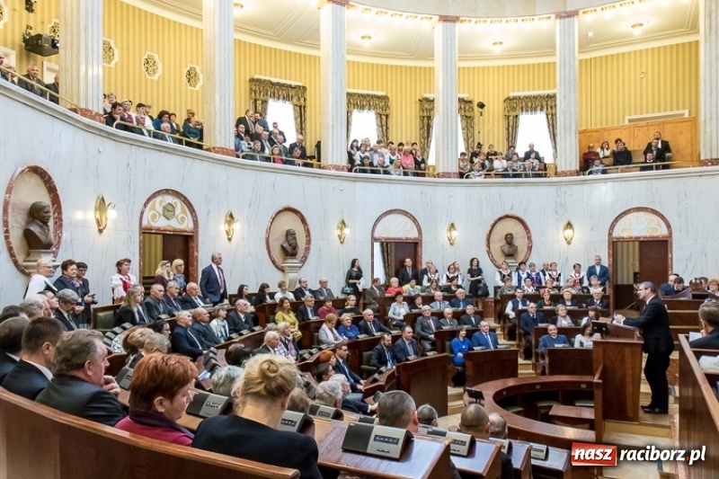 Zdjęcie w galerii na portalu naszraciborz.pl: Najpiękniejsza śląska zagroda znajduje się w Krzanowicach. Państwo Kretek odebrali puchar wiadomości z regionu