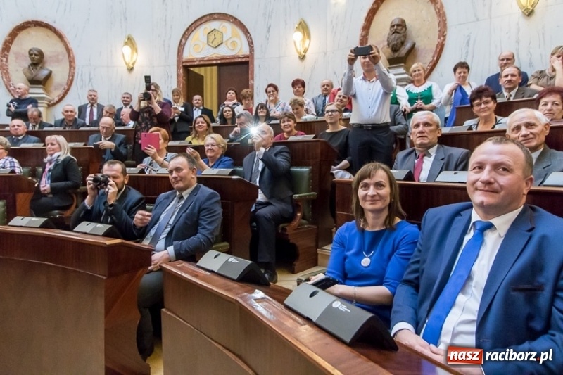 Zdjęcie w galerii na portalu naszraciborz.pl: Najpiękniejsza śląska zagroda znajduje się w Krzanowicach. Państwo Kretek odebrali puchar wiadomości z regionu