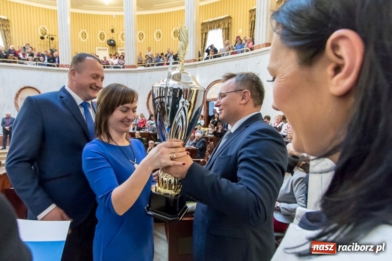 Zdjęcie w galerii na portalu naszraciborz.pl: Najpiękniejsza śląska zagroda znajduje się w Krzanowicach. Państwo Kretek odebrali puchar wiadomości z regionu