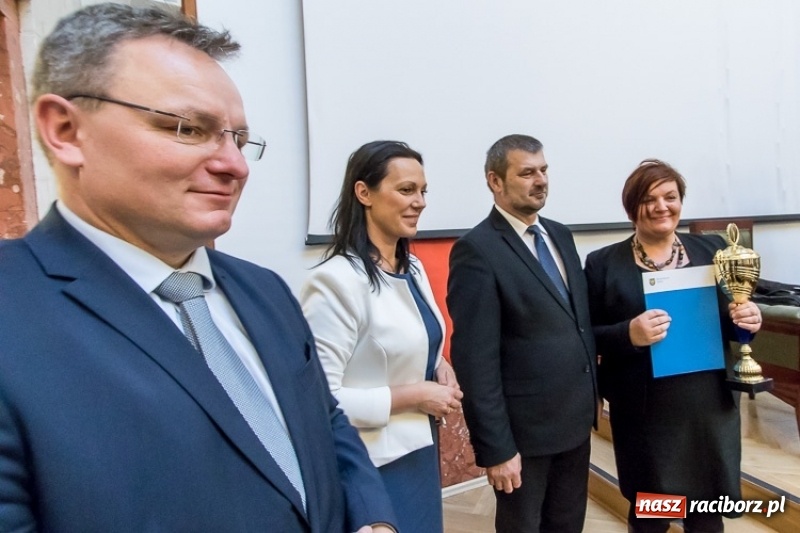 Zdjęcie w galerii na portalu naszraciborz.pl: Najpiękniejsza śląska zagroda znajduje się w Krzanowicach. Państwo Kretek odebrali puchar wiadomości z regionu