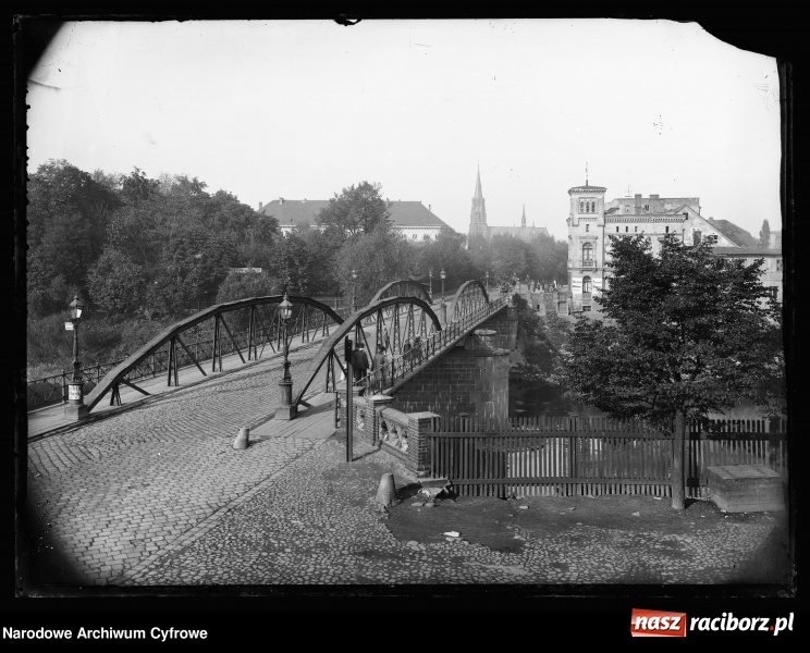 Zdjęcie w galerii na portalu naszraciborz.pl: Odra i raciborskie mosty na starej fotografii wiadomości z regionu