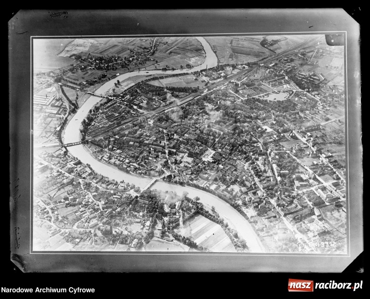 Zdjęcie w galerii na portalu naszraciborz.pl: Odra i raciborskie mosty na starej fotografii wiadomości z regionu