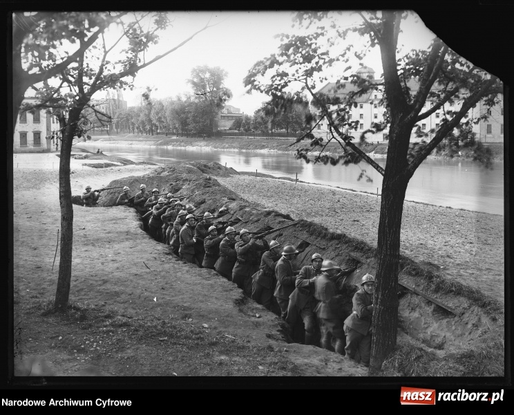 Zdjęcie w galerii na portalu naszraciborz.pl: Odra i raciborskie mosty na starej fotografii wiadomości z regionu
