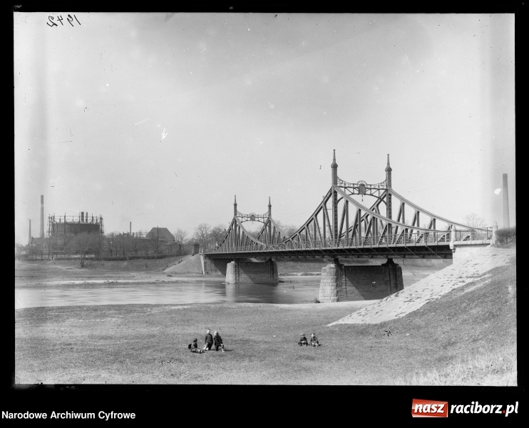Zdjęcie w galerii na portalu naszraciborz.pl: Odra i raciborskie mosty na starej fotografii wiadomości z regionu