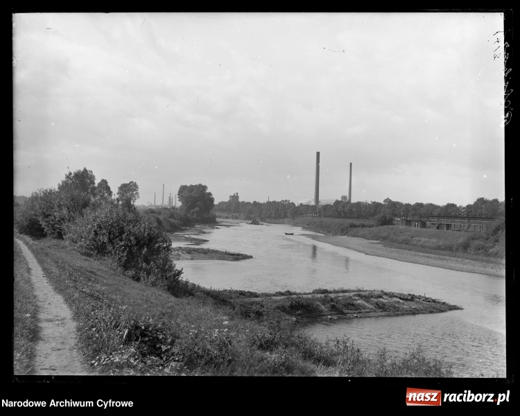 Zdjęcie w galerii na portalu naszraciborz.pl: Odra i raciborskie mosty na starej fotografii wiadomości z regionu