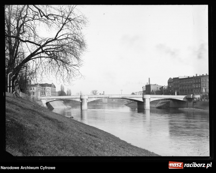 Zdjęcie w galerii na portalu naszraciborz.pl: Odra i raciborskie mosty na starej fotografii wiadomości z regionu