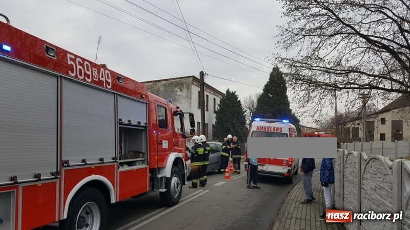 Zdjęcie w galerii na portalu naszraciborz.pl: Renault uderzyło w słup na Dworcowej w Tworkowie wiadomości z regionu