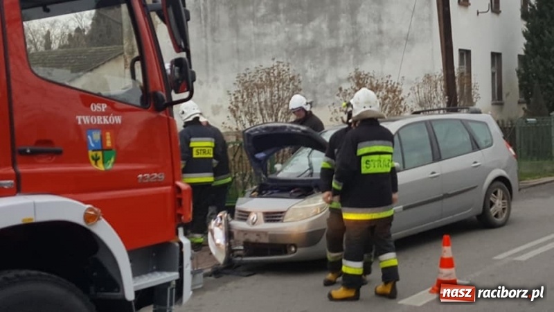 Zdjęcie w galerii na portalu naszraciborz.pl: Renault uderzyło w słup na Dworcowej w Tworkowie wiadomości z regionu