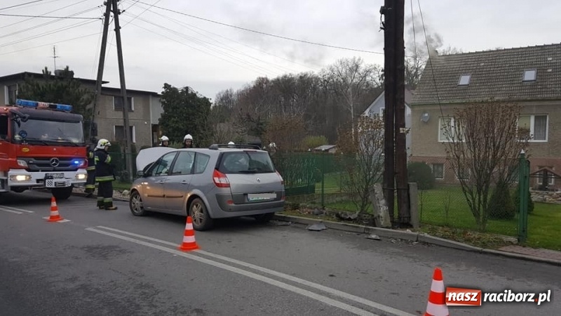 Zdjęcie w galerii na portalu naszraciborz.pl: Renault uderzyło w słup na Dworcowej w Tworkowie wiadomości z regionu