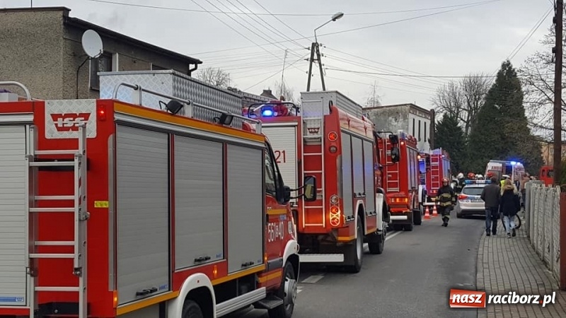 Zdjęcie w galerii na portalu naszraciborz.pl: Renault uderzyło w słup na Dworcowej w Tworkowie wiadomości z regionu