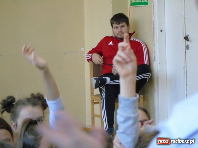 Zdjęcie w galerii na portalu naszraciborz.pl: Olimpijczycy zawitali w progi 18-tki  wiadomości z regionu