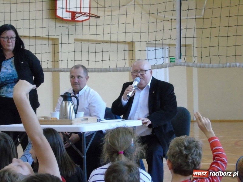 Zdjęcie w galerii na portalu naszraciborz.pl: Olimpijczycy zawitali w progi 18-tki  wiadomości z regionu