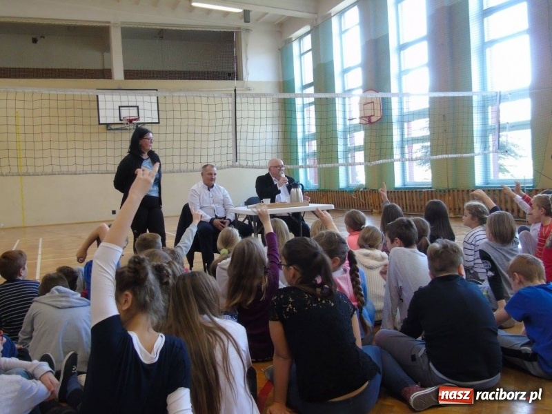 Zdjęcie w galerii na portalu naszraciborz.pl: Olimpijczycy zawitali w progi 18-tki  wiadomości z regionu